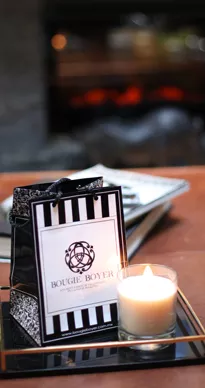 Bolsa de regalo y vela encendida de la marca Bougie Boyer.