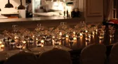 Mesas de restaurante iluminadas con velas repelentes.