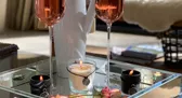 Velas repelentes como centro de mesa en una reunión al aire libre.